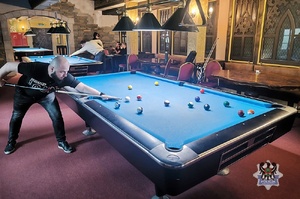 Na zdjęciu policjanci podczas turnieju bilardowego.