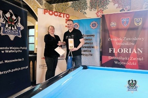 Na zdjęciu policjanci podczas turnieju bilardowego.