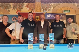 Na zdjęciu policjanci podczas turnieju bilardowego.