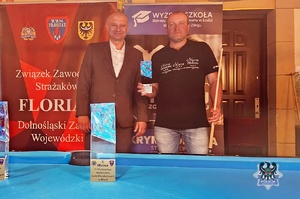 Na zdjęciu policjanci podczas turnieju bilardowego.