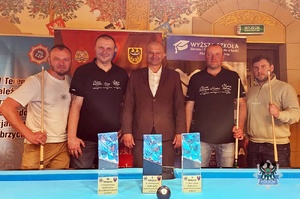 Na zdjęciu policjanci podczas turnieju bilardowego.