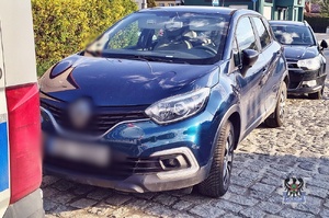 Na zdjęciu samochody biorące udział w kolizji drogowej oraz radiowóz.