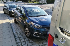 Na zdjęciu samochody biorące udział w kolizji drogowej oraz radiowóz.