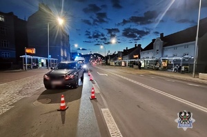 Na zdjęciu samochód biorący udział w zdarzeniu i radiowóz.