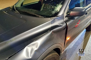 Na zdjęciu samochód biorący udział w zdarzeniu i radiowóz.