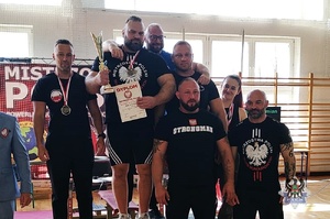 Na zdjęciu zwycięzcy zawodów na podium.