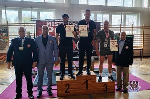Na zdjęciu zwycięzcy zawodów na podium.