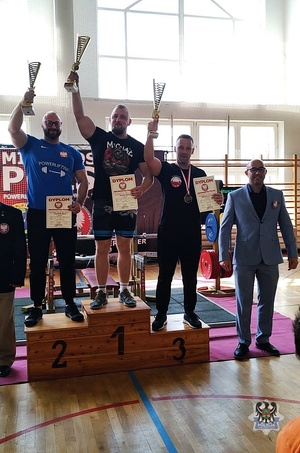 Na zdjęciu zwycięzcy zawodów na podium.