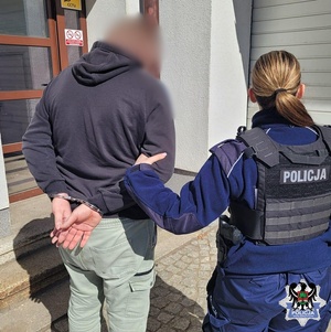 Policjanta z zatrzymanym mężczyznom