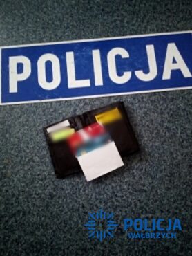 napis policja i portfel