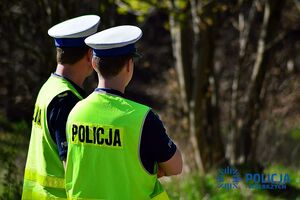 na zdjęciu policjanci w mundurach