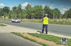 umundurowany policjant przy drodze