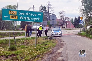 Na zdjęciu policjanci i uczestnicy na miejscu zdarzenia.
