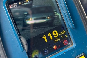 Screen z zarejestrowaną prędkością 119 km/h.