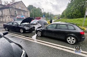 Na zdjęciu uszkodzone w wyniku wypadku samochody.