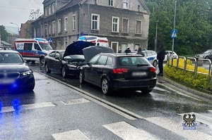 Na zdjęciu uszkodzone w wyniku wypadku samochody.