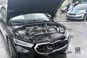 Na zdjęciu uszkodzony w wyniku wypadku samochód.