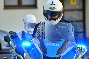 Na zdjęciu policyjni motocykliści.