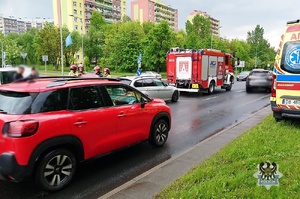 Na zdjęciu pojazdy na miejscu kolizji drogowej .