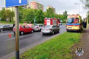 Na zdjęciu pojazdy na miejscu kolizji drogowej .