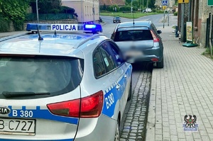 Na zdjęciu radiowóz oraz kontrolowany samochód.