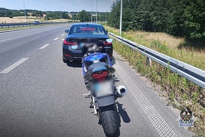 Na zdjęciu przykładowy motocykl oraz nieoznakowany radiowóz.