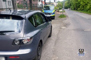 Na zdjęciu kontrolowany samochód oraz radiowóz.