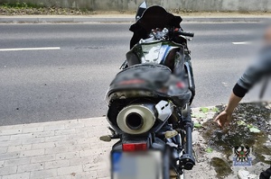 Na zdjęciu motocykl biorący udział w wypadku.