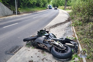 Na zdjęciu motocykl biorący udział w wypadku.