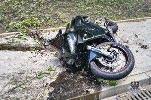 Na zdjęciu motocykl biorący udział w wypadku.