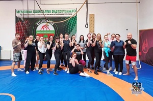 Na zdjęciu uczestnicy szkolenia z samoobrony.