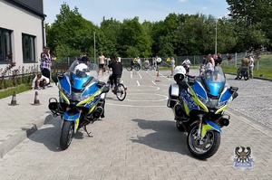 Na zdjęciu motocykle oraz młodzież podczas wykonywania zadania.