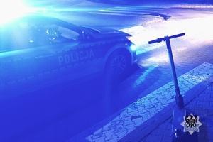 Na zdjęciu policyjny radiowóz oraz hulajnoga