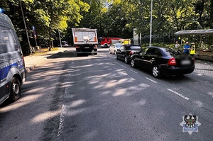 Na zdjęciu biorące udział w zdarzeniu samochodu oraz pracujące na miejscu zdarzenia służby ratownicze.