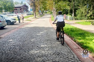 Na zdjęciu policjantka podczas patrolu rowerowego.