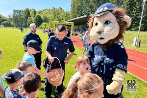 Na zdjęciu policjanci oraz uczestnicy festynu na na stadionie sportowym.