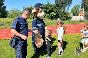 Na zdjęciu policjanci oraz uczestnicy festynu na na stadionie sportowym.