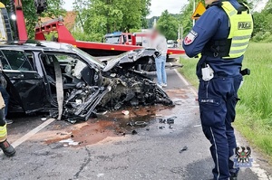 Na zdjeciu uszkodzony w wyniku zdarzenia drogowego samochód.