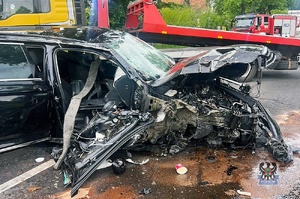 Na zdjeciu uszkodzony w wyniku zdarzenia drogowego samochód.