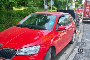 Na zdjeciu uszkodzony w wyniku zdarzenia drogowego samochód.