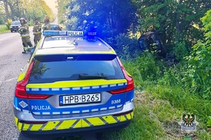 Na zdjęciu uszkodzony samochód osobowy.