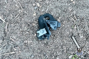 Na zdjęciu rozkradzione elementy samochodu.