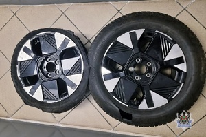 Na zdjęciu rozkradzione elementy samochodu.