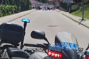 Na zdjęciu policyjny motocykl w trakcie przykładowej procesji Bożego ciała.