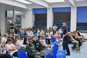 Na zdjęciu policjant w trakcie prowadzenia pogadanki z uczniami.