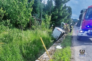 Na zdjęciu uszkodzony w wyniku kolizji samochód dostawczy.
