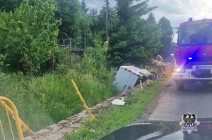 Na zdjęciu uszkodzony w wyniku kolizji samochód dostawczy.