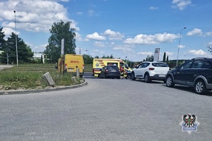 Na zdjęciu samochody na miejscu zdarzenia.