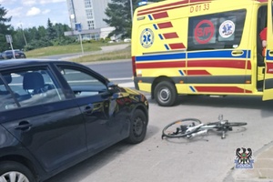 Na zdjęciu samochody oraz rower na miejscu zdarzenia.