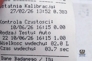 Na zdjęciu rowerzysta przy rowerze oraz radiowóz.